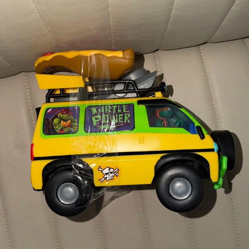 Ninja Turtles Toy Van with Pizza Top (as is) needs batteries remote pizza